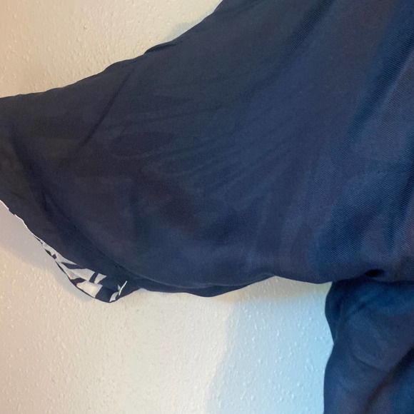 Chico’s reversible butterfly to solid kimono with embroidery detail Size S/M - Picture 4 of 8